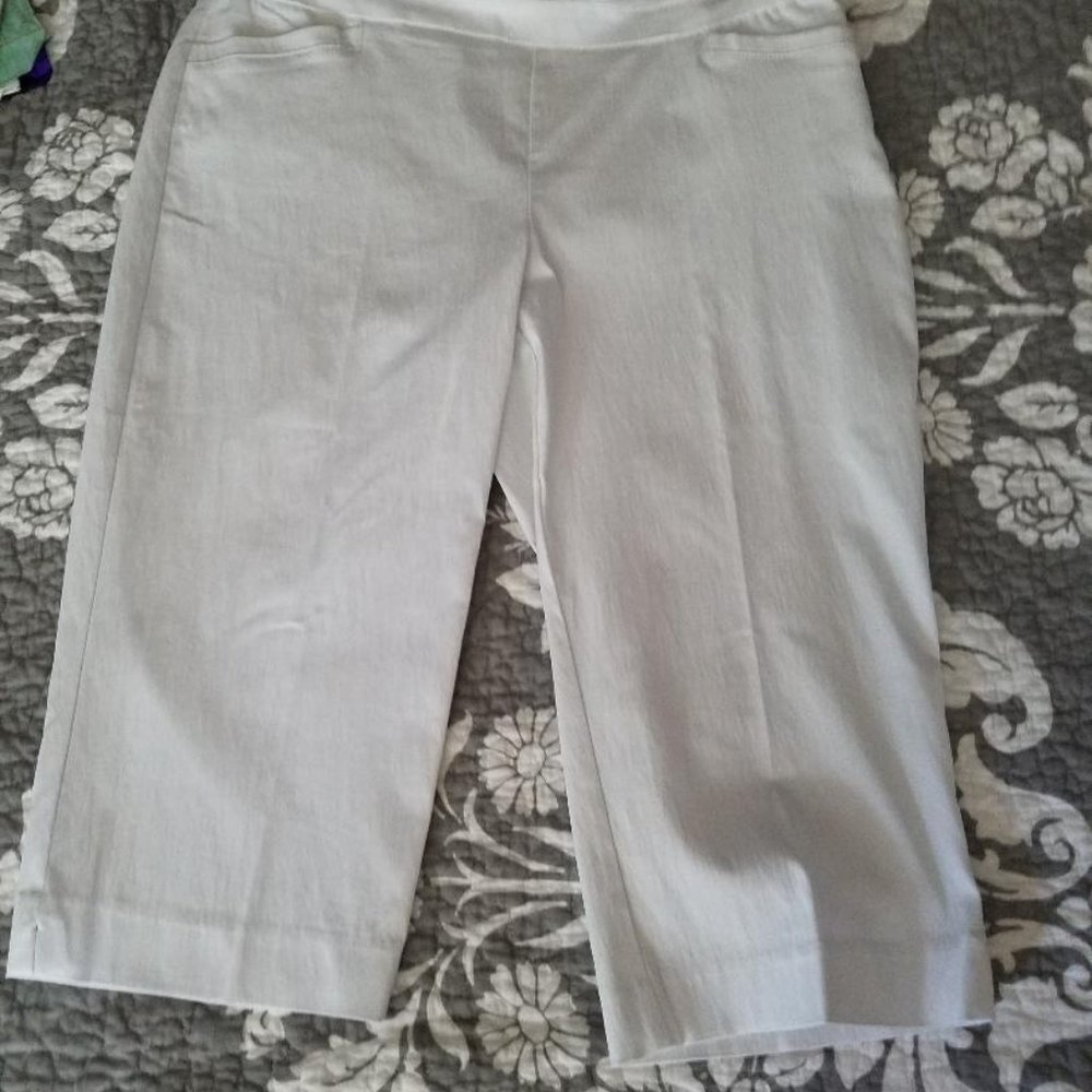 WHITE STRETCHY CAPRI, NEW SIZE  12P